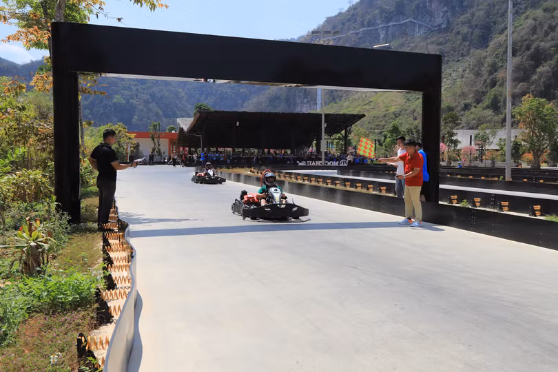 Các vận động viên nam tham gia đua xe F1 Kart Club.