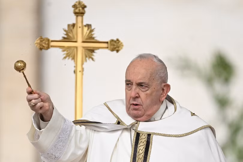 Giáo hoàng Francis, người đứng đầu Giáo hội Công giáo vẩy nước Thánh ban phép lành cho những người tham dự Thánh lễ Phục sinh ở quảng trưởng Thánh Peter, Vatican sáng 31-3 - Ảnh: AFP