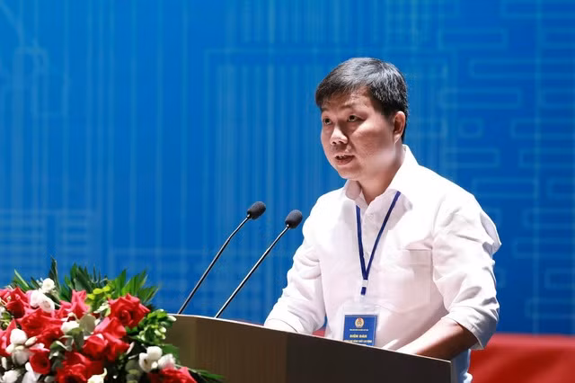Anh Mai Thiên Ân, đoàn viên Công đoàn cơ sở Công ty TNHH Intel Products Việt Nam có tham luận "Rèn luyện tác phong công nghiệp, nâng cao ý thức, kỷ luật lao động để có năng suất lao động". Ảnh: VGP.