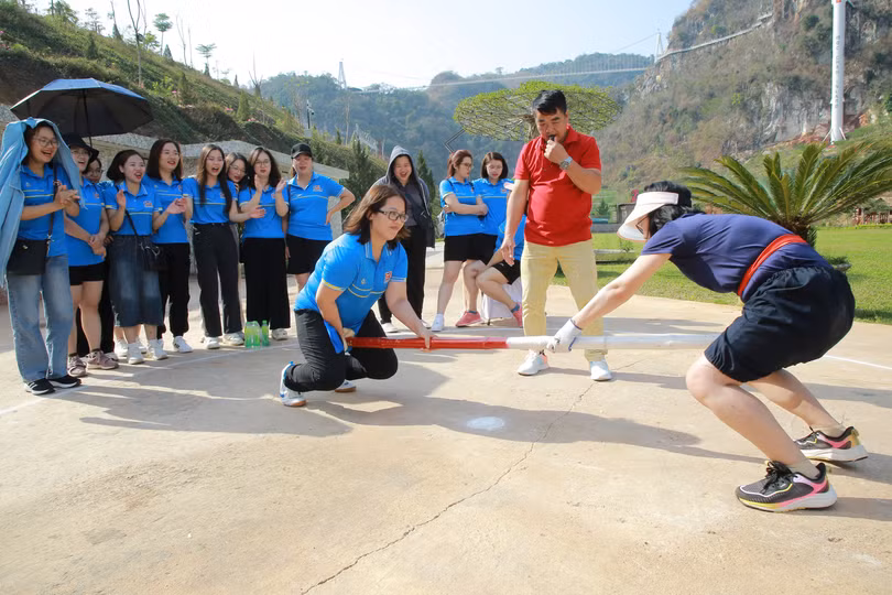 Nội dung thi đẩy gậy nữ hạng cân dưới 70 kg.