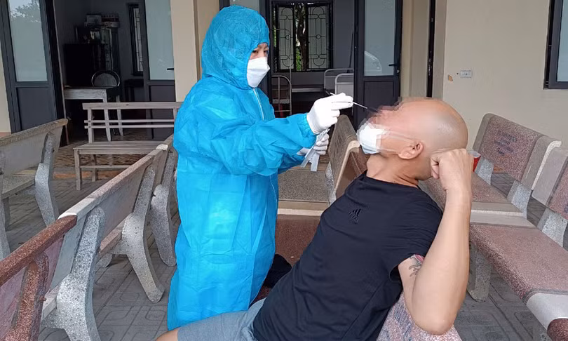 Cán bộ TTYT huyện Hiệp Hoà (Bắc Giang) lấy mẫu xét nghiệm cho những trường hợp nguy cơ mắc bệnh bạch hầu cao. Ảnh: Sỹ Quyết - Báo BG.