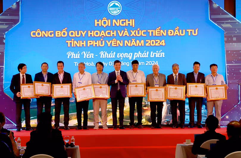 Chủ tịch UBND tỉnh Tạ Anh Tuấn tặng bằng khen cho các cá nhân, tổ chức có nhiều đóng góp trong quá trình lập Quy hoạch tỉnh. Ảnh: NGỌC CHUNG