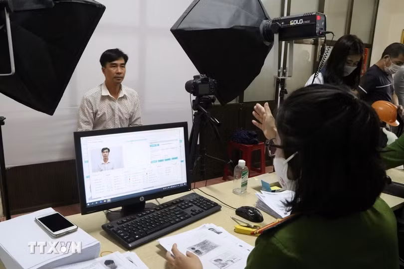 Người dân làm thủ tục cấp căn cước công dân tại Phòng Cảnh sát quản lý hành chính về trật tự xã hội, Công an tỉnh Hải Dương. (Ảnh: Mạnh Minh/TTXVN)