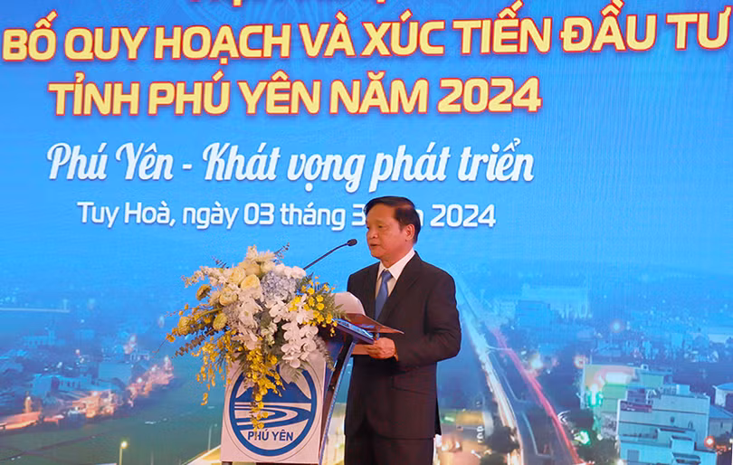 Đồng chí Lê Tấn Hổ, Ủy viên Ban Thường vụ Tỉnh ủy, Phó Chủ tịch thường trực UBND tỉnh công bố quyết định phê quyệt và nội dung cơ bản của Quy hoạch tỉnh Phú Yên thời kỳ 2021-2030, tầm nhìn đến năm 2050. Ảnh: NGỌC CHUNG