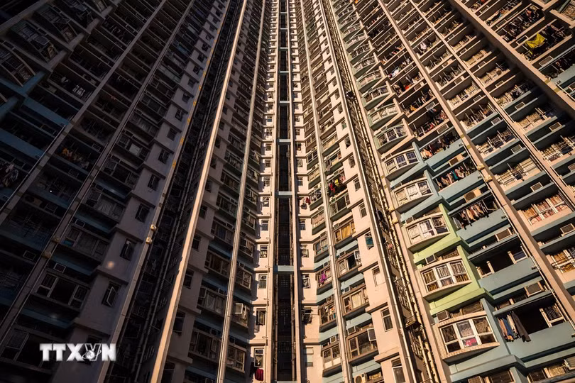 Tòa nhà chung cư ở Hong Kong, Trung Quốc. (Ảnh: AFP/TTXVN)