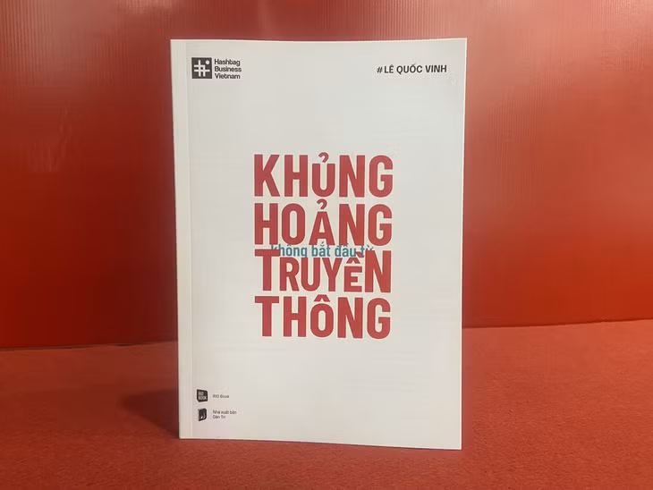 Cuốn sách Khủng hoảng không bắt đầu từ truyền thông của Lê Quốc Vinh - Ảnh: T.ĐIỂU