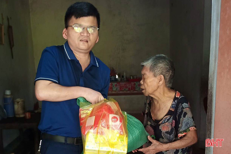 Hội người mù Lộc Hà tặng quà, gạo cho bà Hồ Thị Đáp ở xã Hồng Lộc.jpg