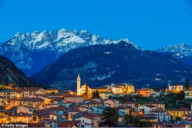 Thành phố Lecco ở miền Bắc Italy. Ann Pizzorusso đã phân tích bối cảnh của kiệt tác và bà tin rằng bức tranh có thể được vẽ ở thị trấn Lecco đẹp như tranh vẽ - nằm bên bờ hồ Como