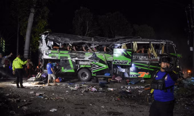 Hiện trường vụ tai nạn xe buýt tại Tây Java, Indonesia ngày 11/5. Ảnh: AFP.