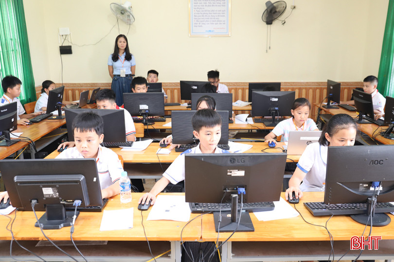 Học sinh tiểu học tham gia hội thi tin học trẻ toàn huyện Hương Sơn năm 2024.