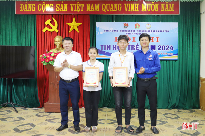 Ban Tổ chức trao giải nhất cho em Hồ Lê Bảo Hân - Trường Tiểu học Sơn Bằng và Lê Hữu Tài Trường Tiểu học &amp; THCS Sơn Hồng.