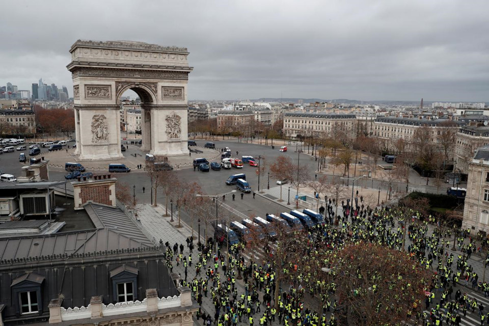 Xe bọc thép và hơi cay - Paris “căng như dây đàn”