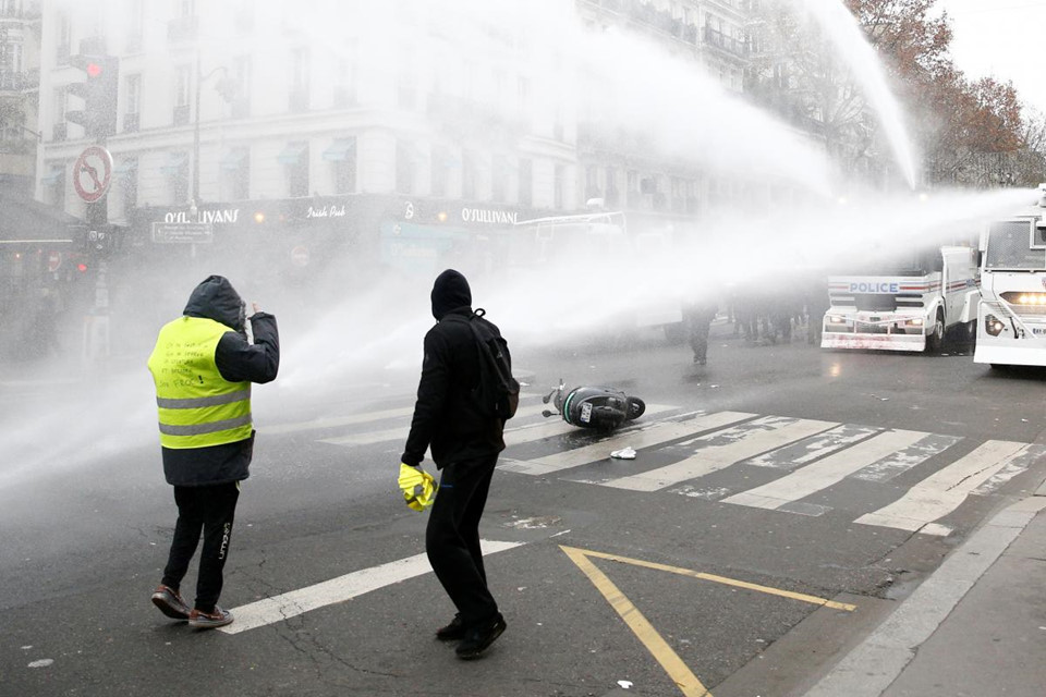 Xe bọc thép và hơi cay - Paris “căng như dây đàn”