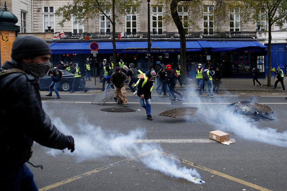 Xe bọc thép và hơi cay - Paris “căng như dây đàn”