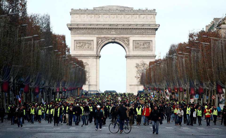 Xe bọc thép và hơi cay - Paris “căng như dây đàn”