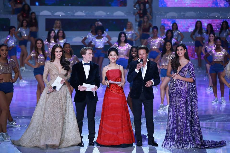 Hoa hậu tế giới Megan Young có mặt trong dàn MC dẫn dắt mở màn chung kết. Người đẹp Mexico đăng quang Hoa hậu Thế giới