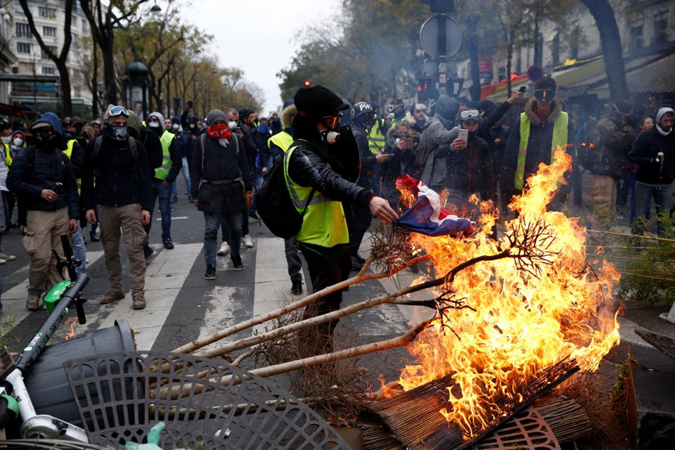 Xe bọc thép và hơi cay - Paris “căng như dây đàn”