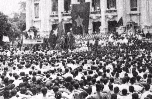 Quang cảnh cuộc biểu tình ngày 19.8.1945 tại quảng trường Nhà hát Lớn - Ảnh: tư liệu.
