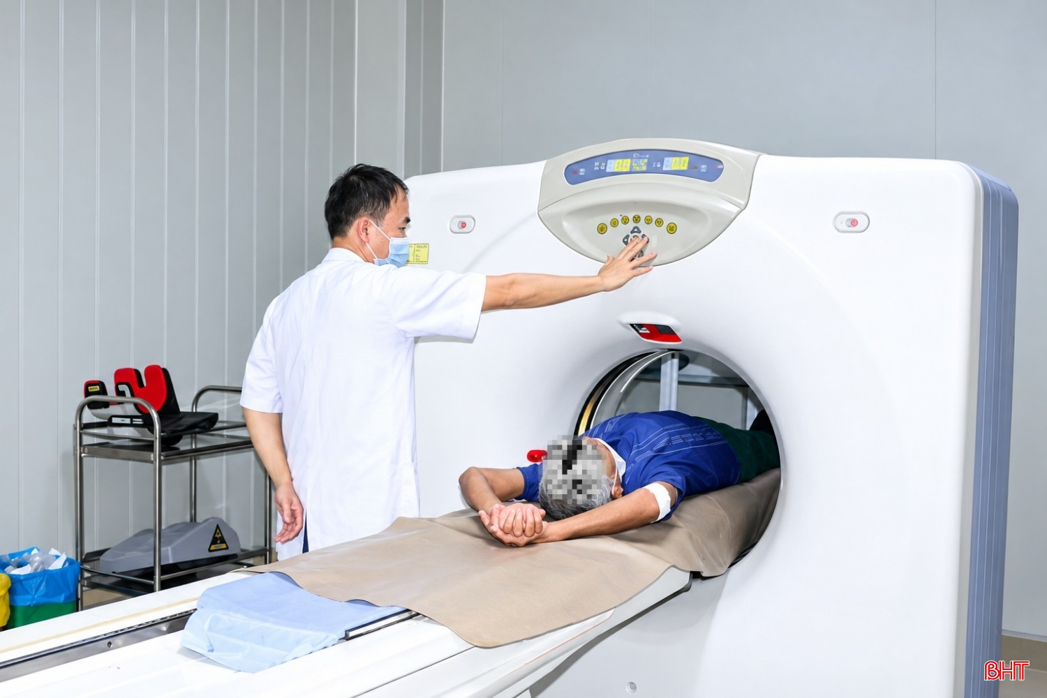 Bác sĩ Bệnh viện Phổi Hà Tĩnh chụp CT phổi cho bệnh nhân hút thuốc lá điện tử trong nhiều năm. bqbht_br_anh-thay.jpg