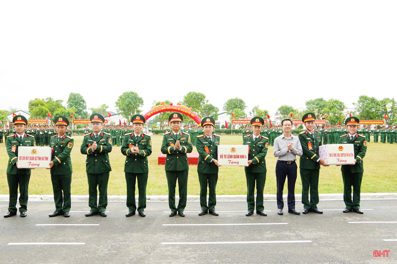 Trung tướng Hà Thọ Bình - Tư lệnh Quân khu 4; Phó Chủ tịch Thường trực UBND tỉnh Trần Báu Hà cùng lãnh đạo Bộ CHQS tỉnh tặng quà chúc mừng Trung đoàn 841 và chiến sĩ mới hoàn thành xuất sắc nhiệm vụ.