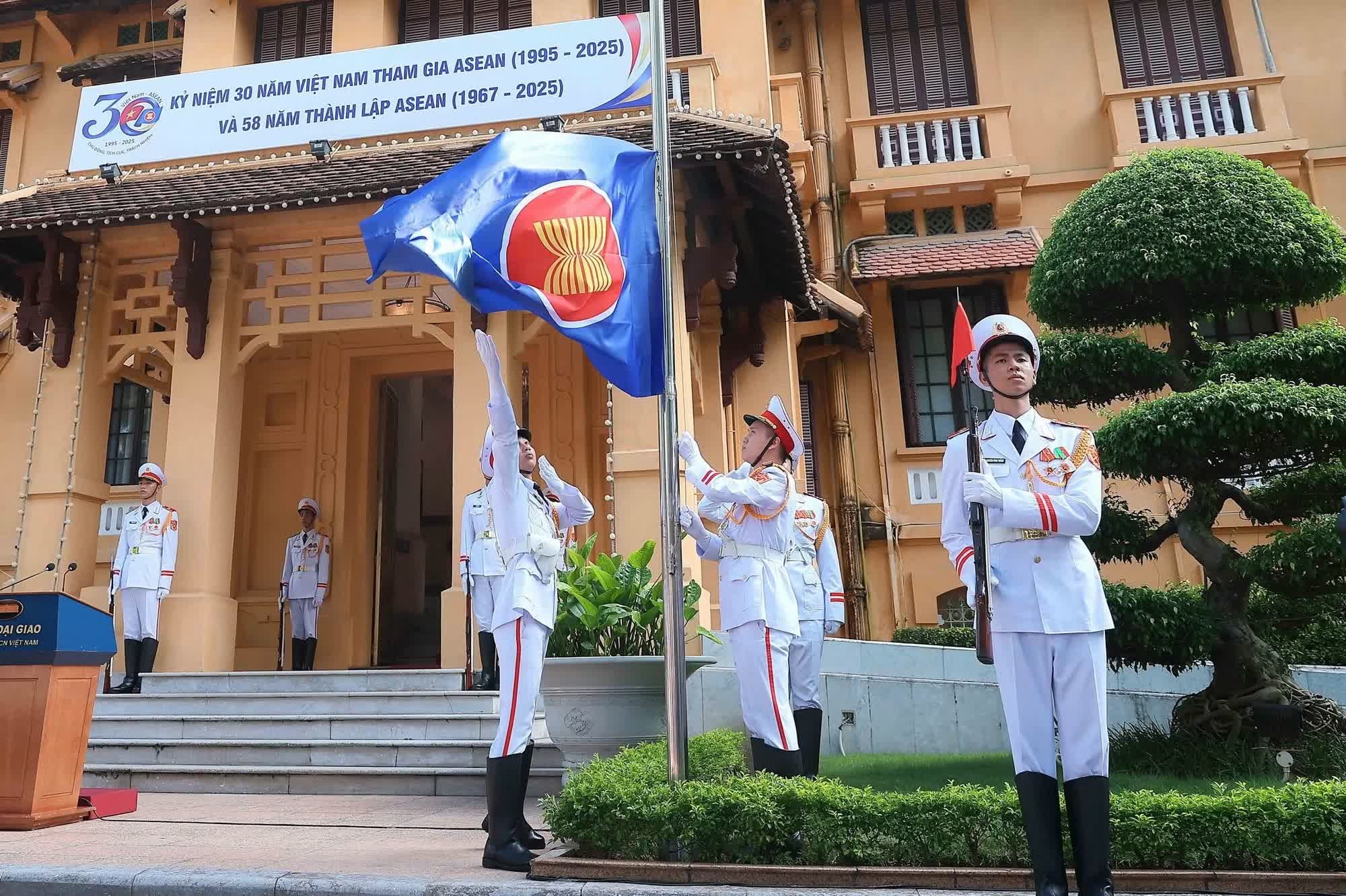 Lực lượng tiêu binh thực hiện nghi thức thượng cờ ASEAN ngày 8/8/2025. (Ảnh: An Đăng/TTXVN)