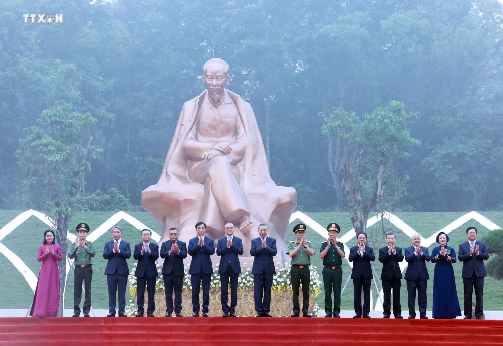 Tổng Bí thư, Chủ tịch nước Tô Lâm và các đại biểu tại Lễ khánh thành Tượng đài “Bác Hồ với Ngày hội non sông”. Ảnh: Thống Nhất/TTXVN