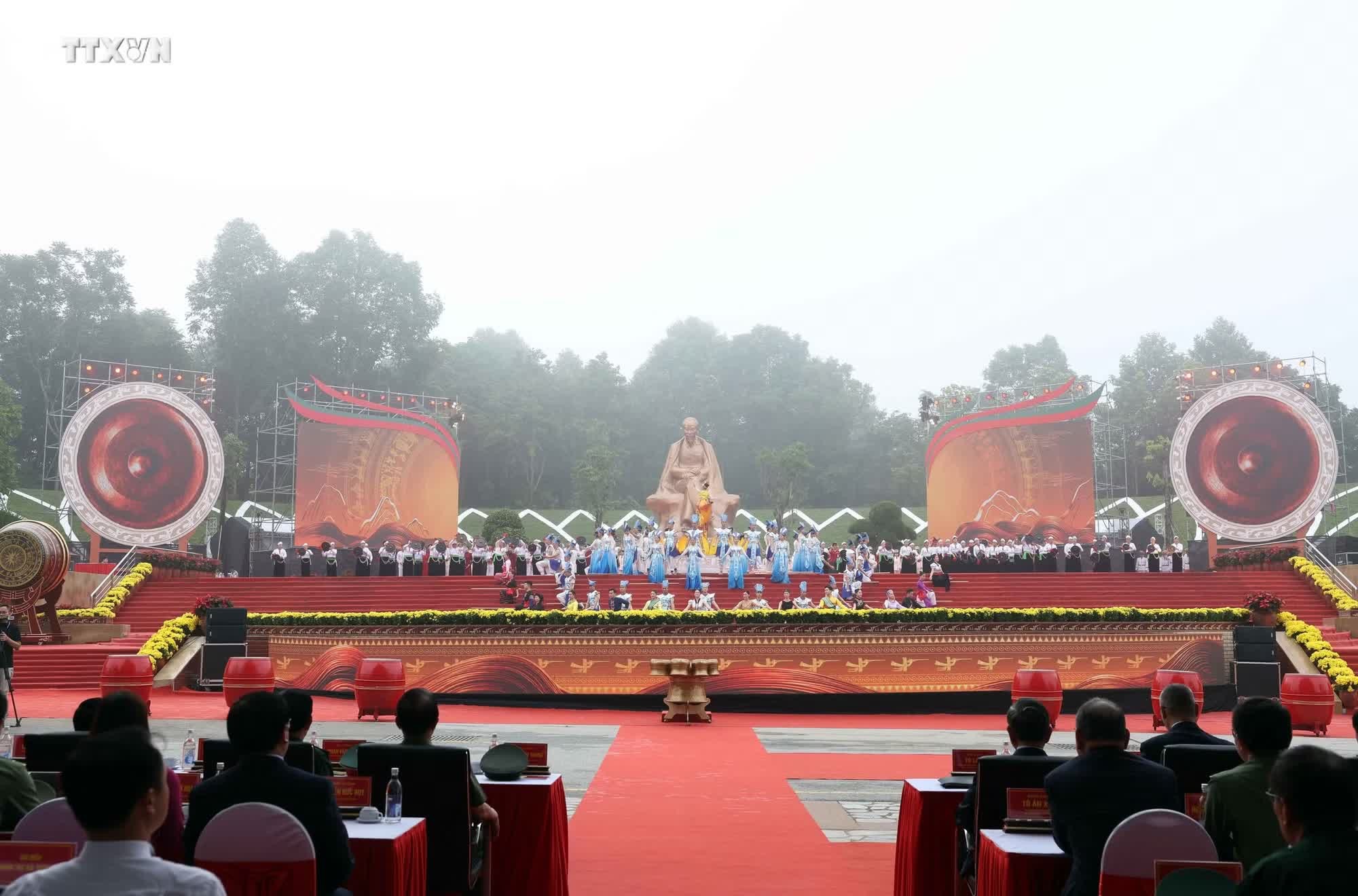 Chương trình biểu diễn nghệ thuật chào mừng. Ảnh: Thống Nhất/TTXVN