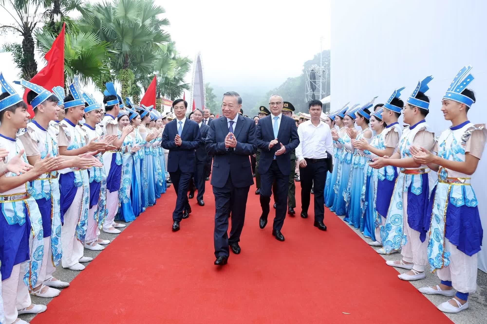 Tổng Bí thư, Chủ tịch nước Tô Lâm dự Lễ kỷ niệm 72 năm Ngày Bác Hồ về thăm Đền Hùng (19/9/1954 - 19/9/2026) và khánh thành Tượng đài “Bác Hồ với Ngày hội non sông”. Ảnh: Thống Nhất/TTXVN