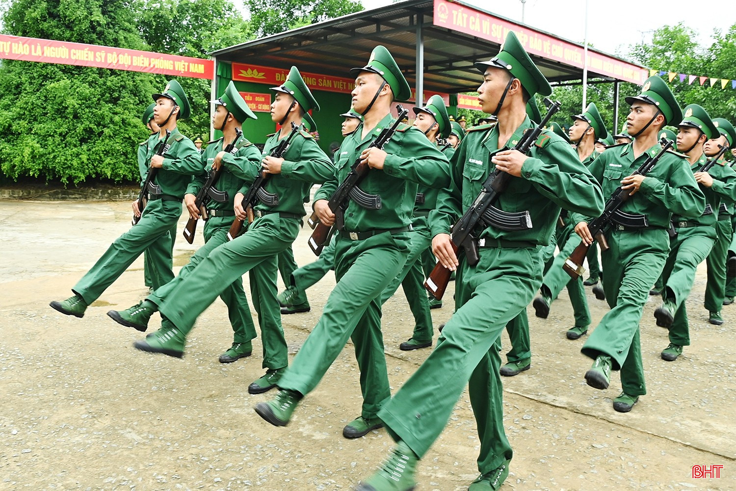 Chiến sĩ mới duyệt đội ngũ.