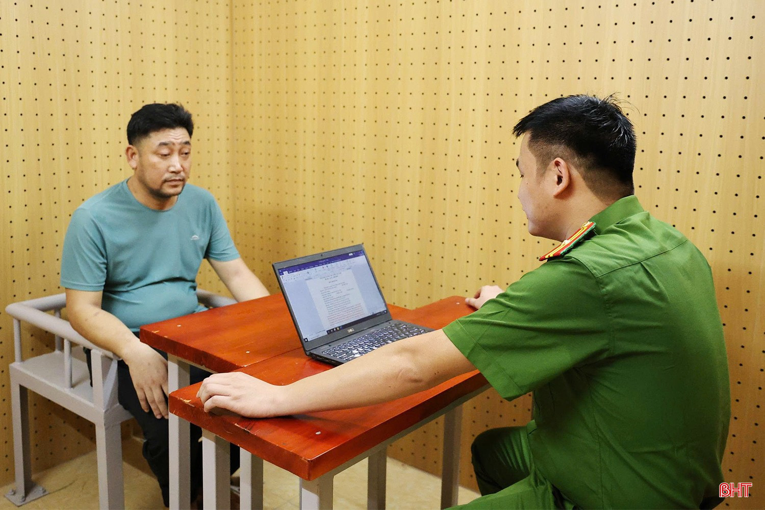 Cơ quan công an lấy lời khai của Nguyễn Đình Giáp (SN 14/9/1984), trú xã An Châu, tỉnh Nghệ An - người có vai trò phiên dịch trong đường dây.