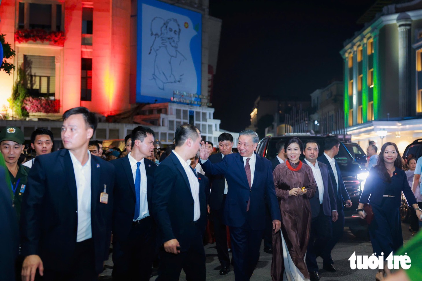 Tổng Bí thư, Chủ tịch nước Tô Lâm cùng Phu nhân vẫy tay chào người dân trước khi ra về - Ảnh: NGUYỄN KHÁNH