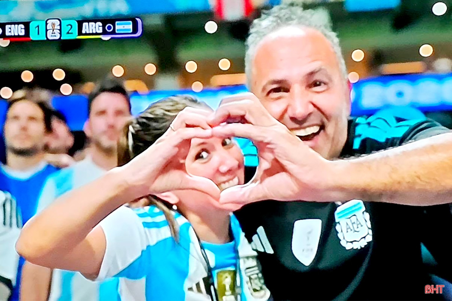 Màn ăn mừng của cổ động viên Argentina sau tiếng còi mãn cuộc.