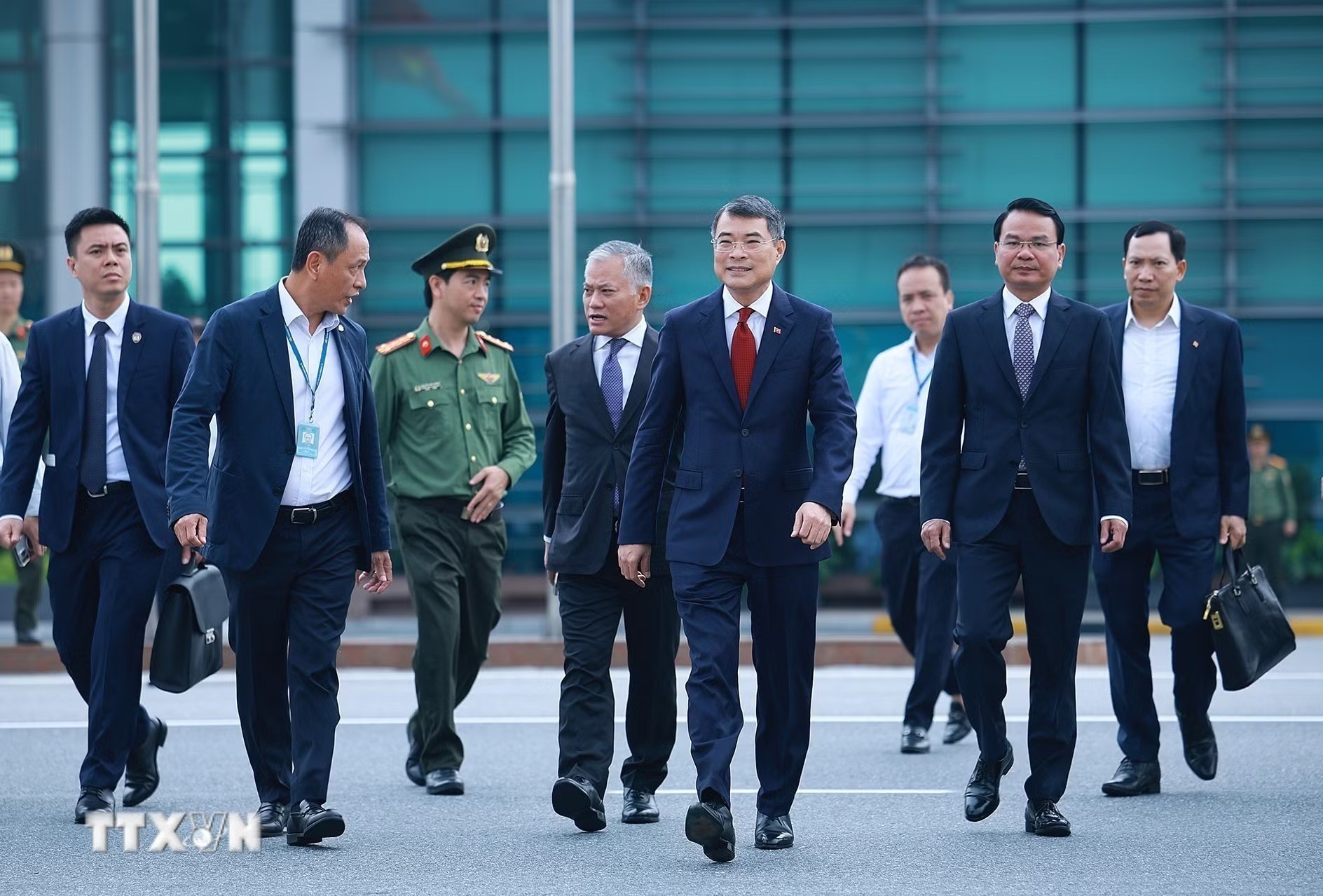 ttxvn-thu-tuong-len-duong-tham-du-hoi-nghi-cap-cao-asean-48-tai-philippines-2jpg.jpg