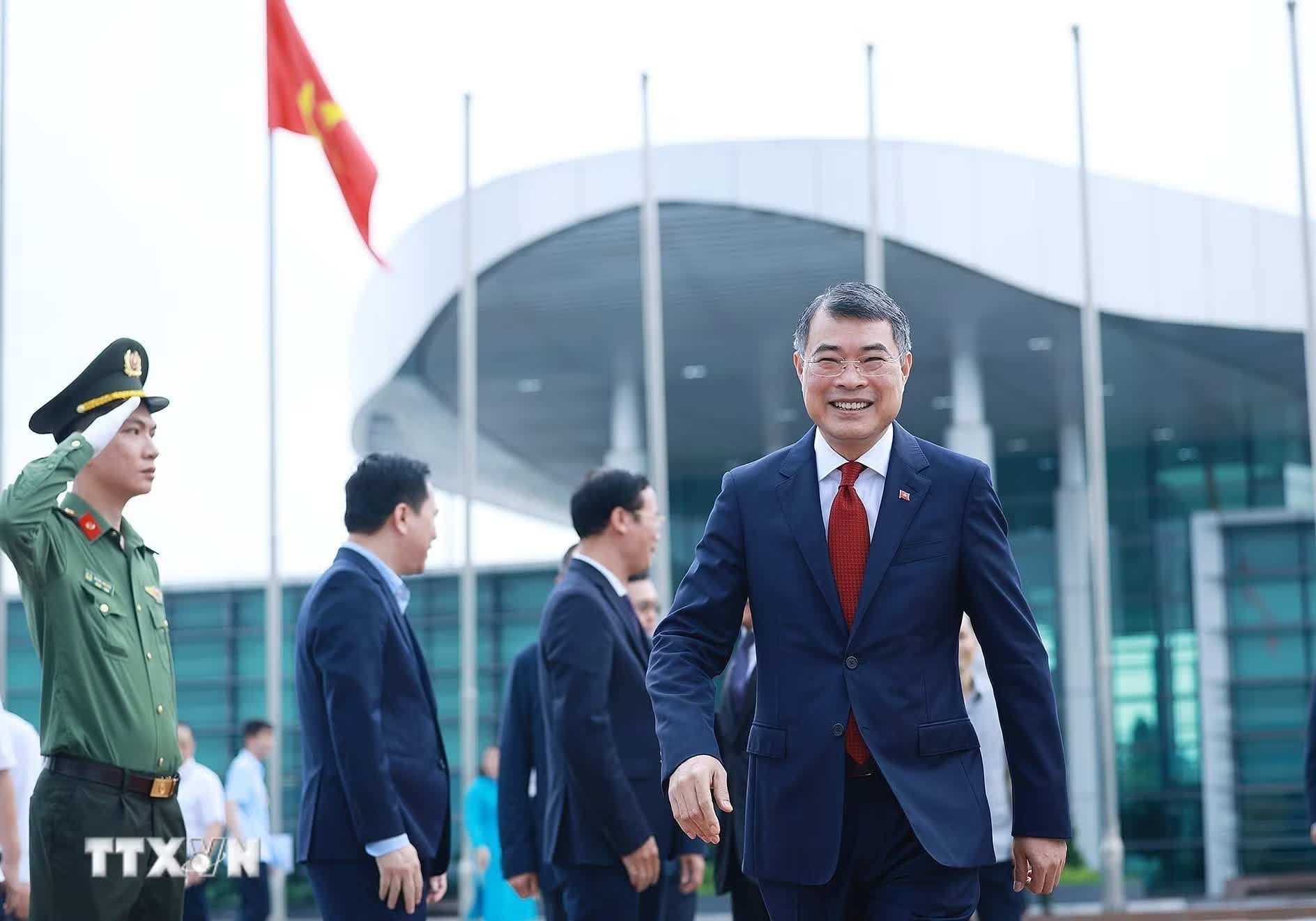 Thủ tướng Lê Minh Hưng lên đường tham dự Hội nghị Cấp cao ASEAN lần thứ 48 tại Cebu, Philippines. (Ảnh: Dương Giang/TTXVN)