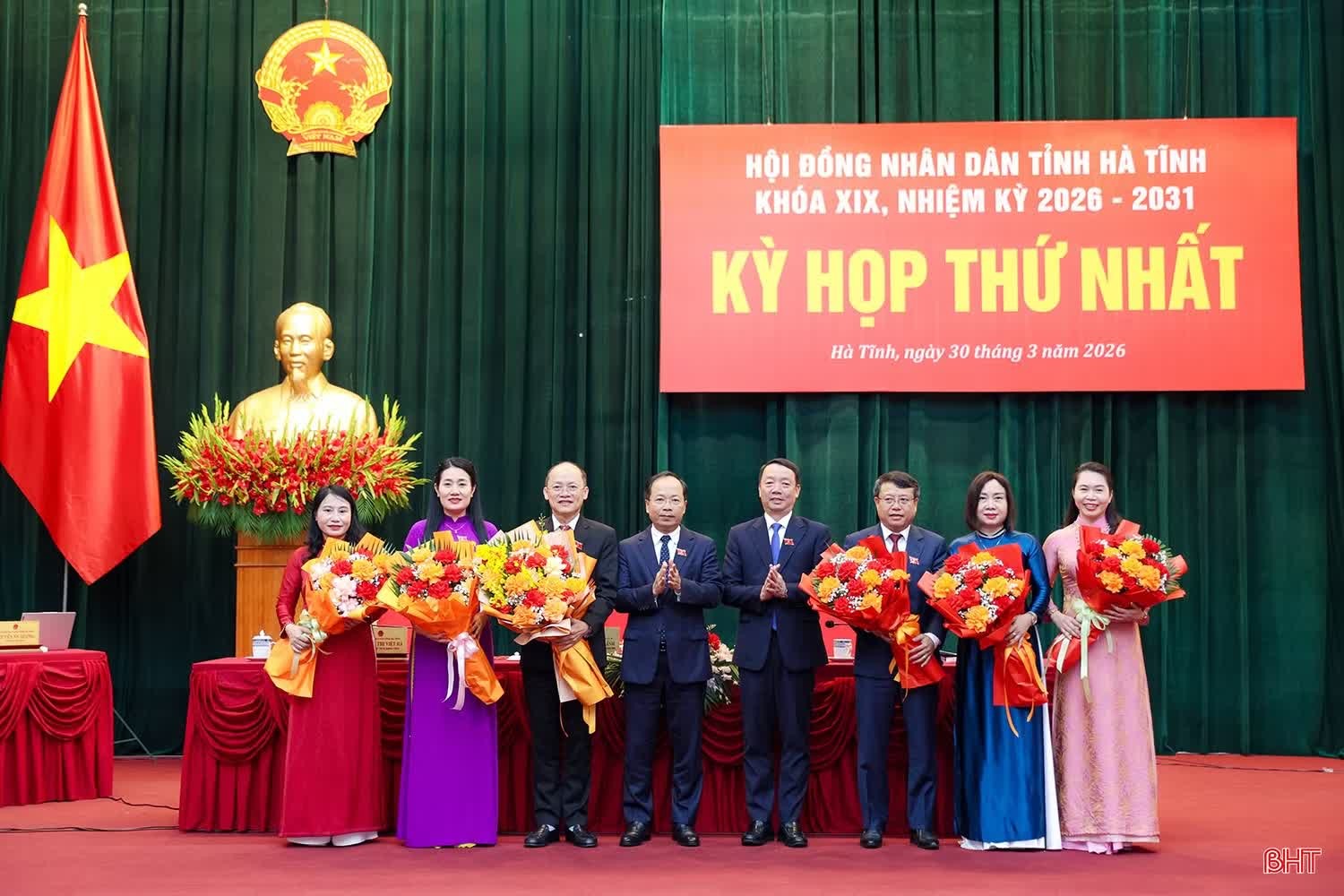 Đồng chí Nguyễn Duy Lâm - Ủy viên BCH Trung ương Đảng, Bí thư Tỉnh ủy và đồng chí Phan Thiên Định - Phó Bí thư Tỉnh ủy, Chủ tịch UBND tỉnh tặng hoa chúc mừng Thường trực HĐND tỉnh khóa XIX.