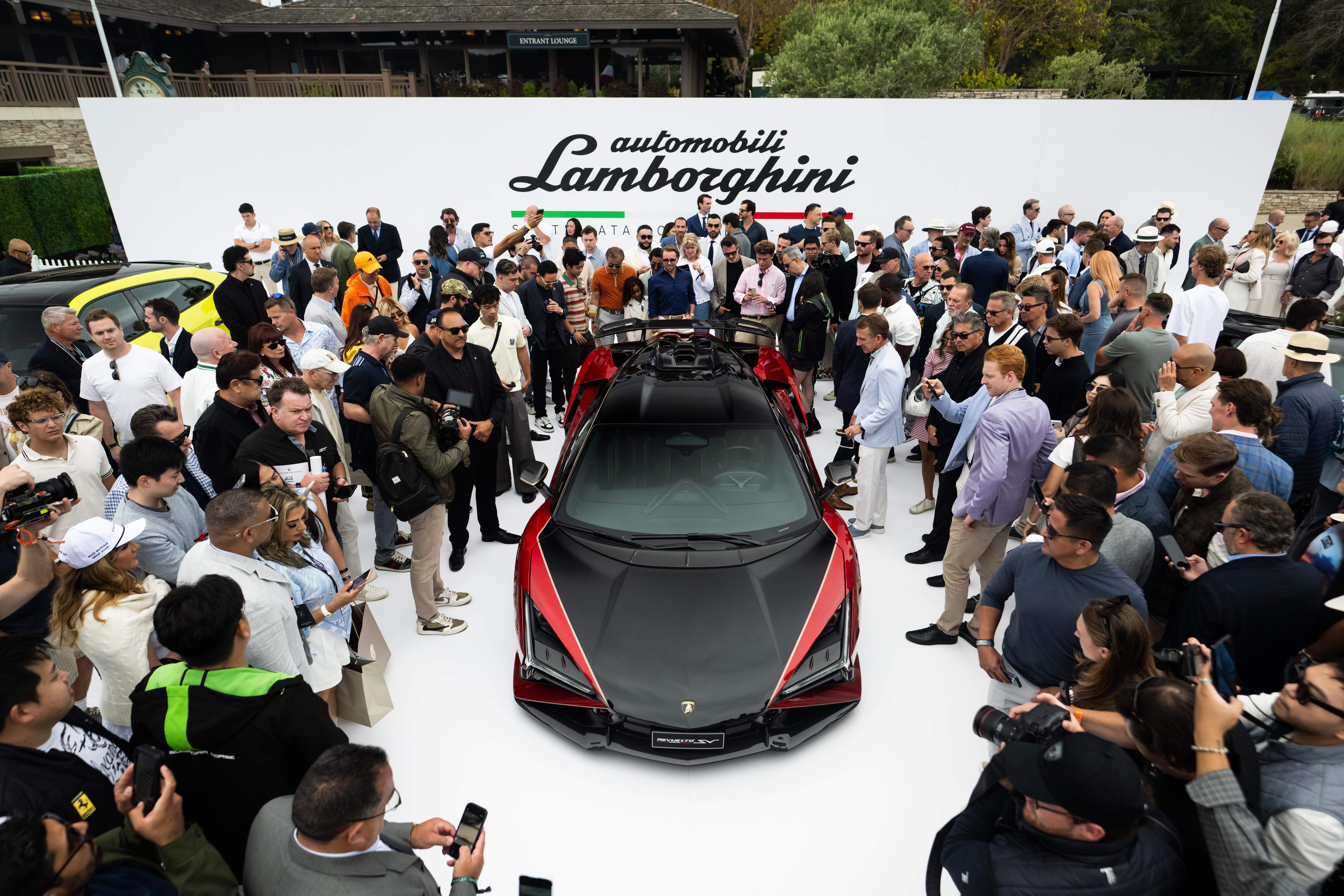 Tuần lễ xe Monterey Car Week 2026 tiếp tục là một "bữa tiệc thịnh soạn" dành cho những tín đồ tốc độ, vốn là nơi nhiều thương hiệu trưng bày các sản phẩm chủ lực vừa ra mắt.