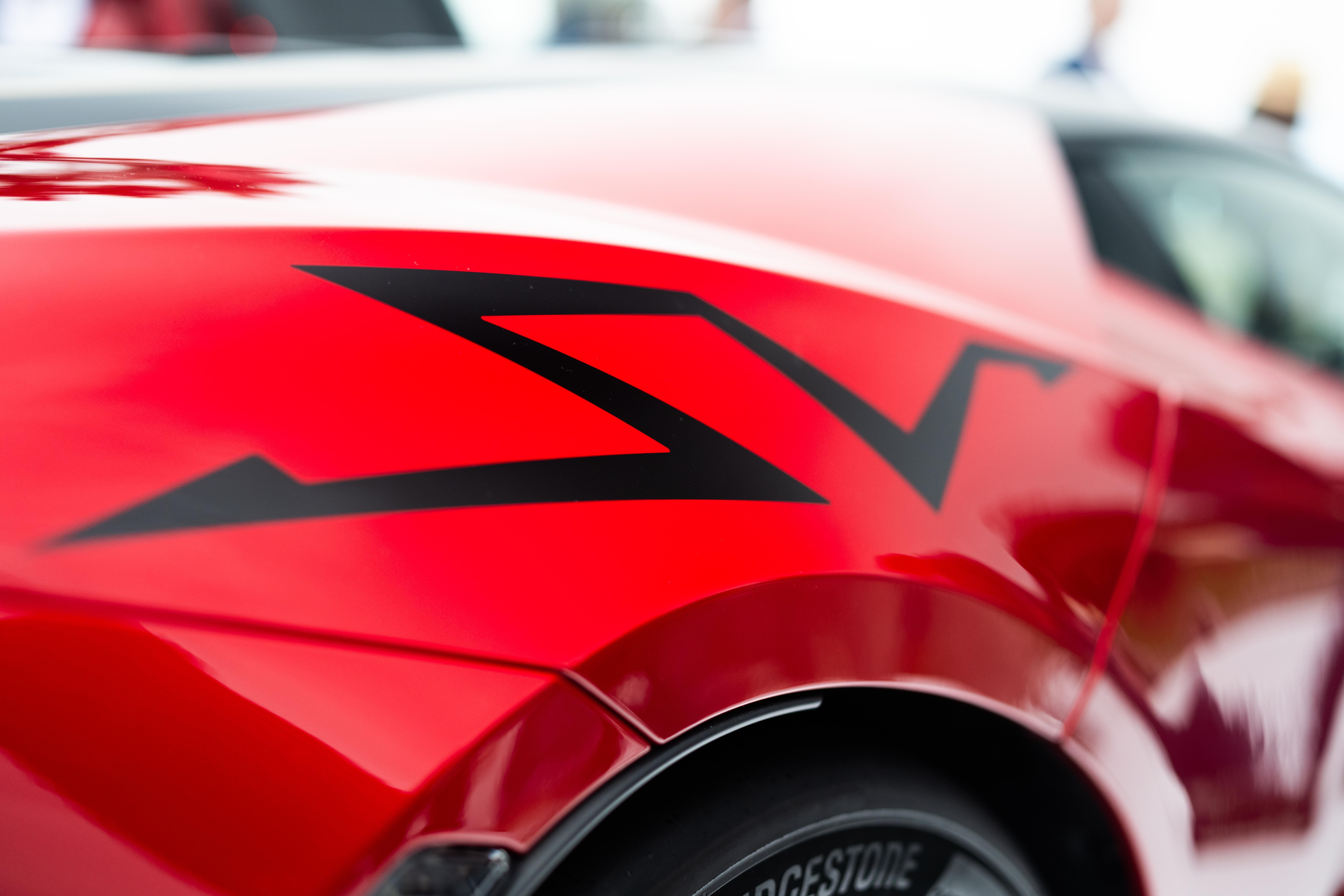 Tương tự các đàn anh Super Veloce trước đây, Lamborghini Revuelto SV sở hữu gói khí động học mới cùng hàng loạt tùy chọn cá nhân hóa dành riêng cho siêu xe này.