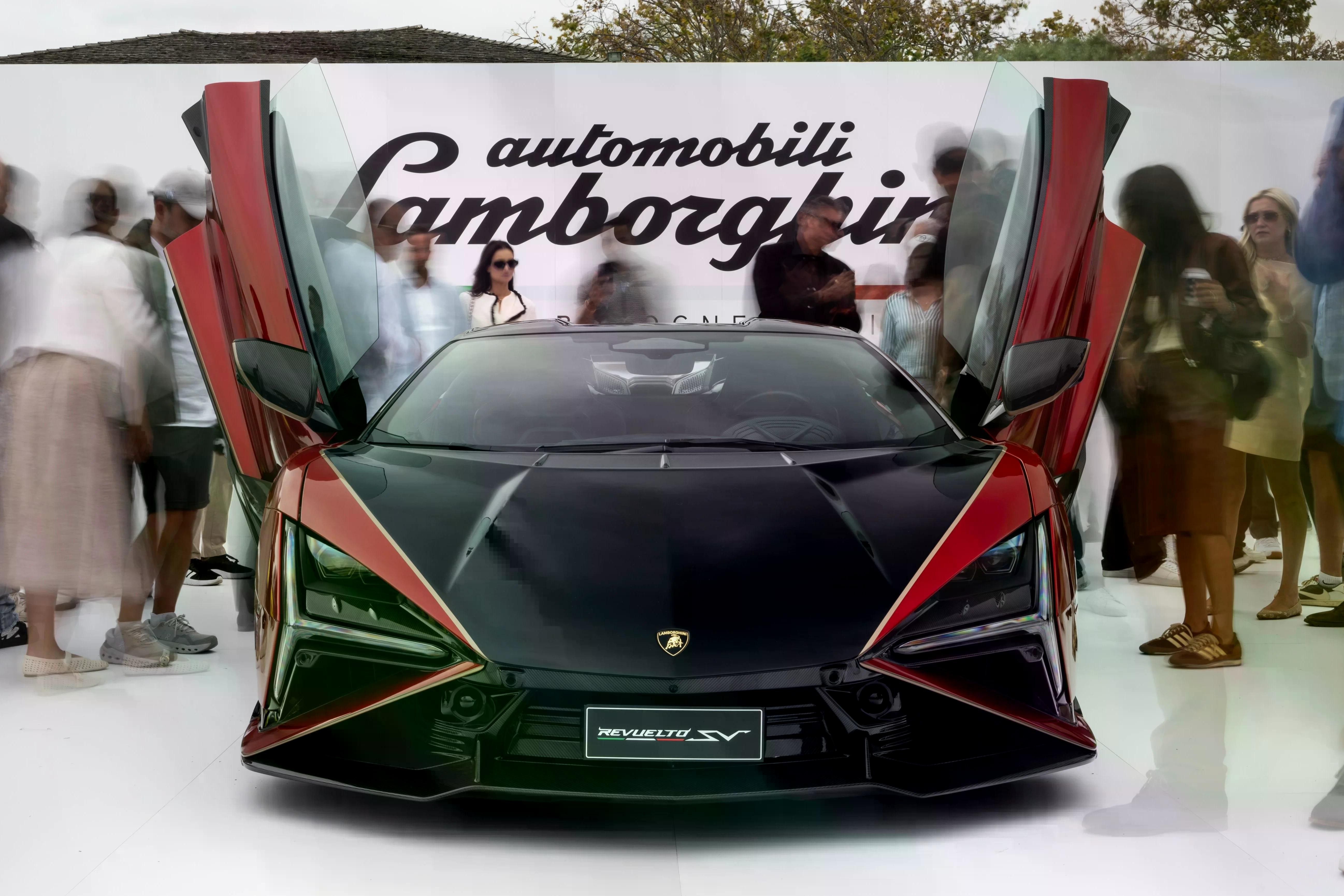 Mức giá của siêu xe này vẫn chưa được công bố. Trước đó, Lamborghini Aventador SV và Aventador SV Roadster chỉ được sản xuất giới hạn lần lượt 600 và 500 chiếc.