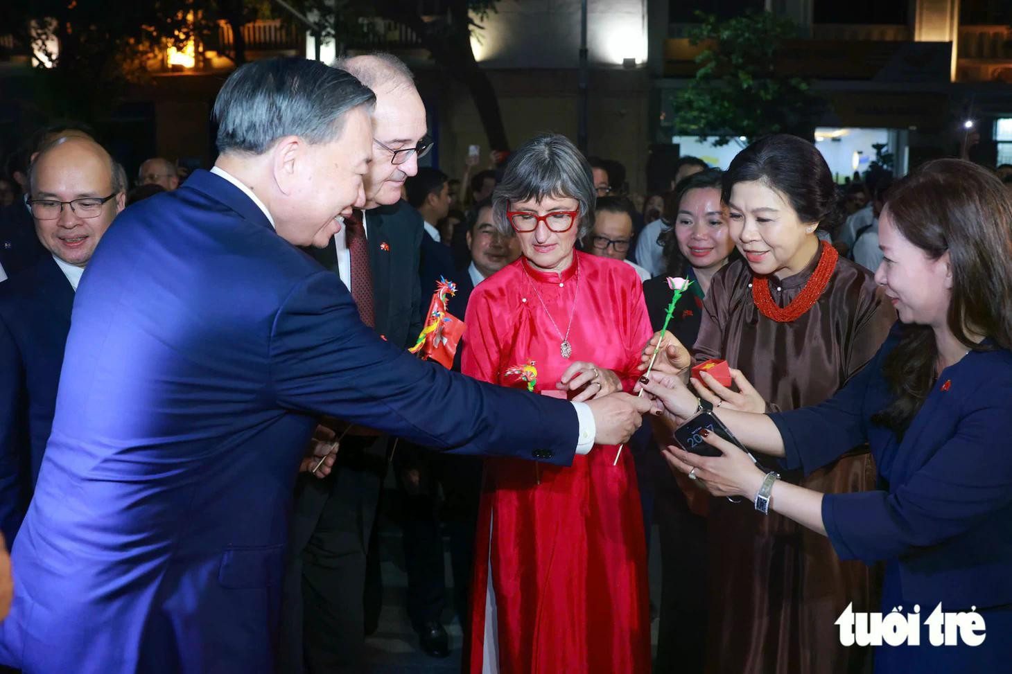 Tổng Bí thư, Chủ tịch nước Tô Lâm và Phu nhân Ngô Phương Ly cùng Tổng thống Thụy Sĩ và Phu nhân tại gian hàng tò he - Ảnh: NGUYỄN KHÁNH