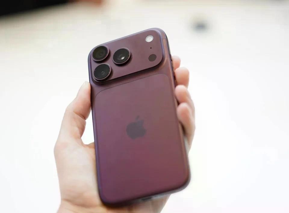 iPhone 18 Pro màu đỏ mới. Ảnh: The Verge.