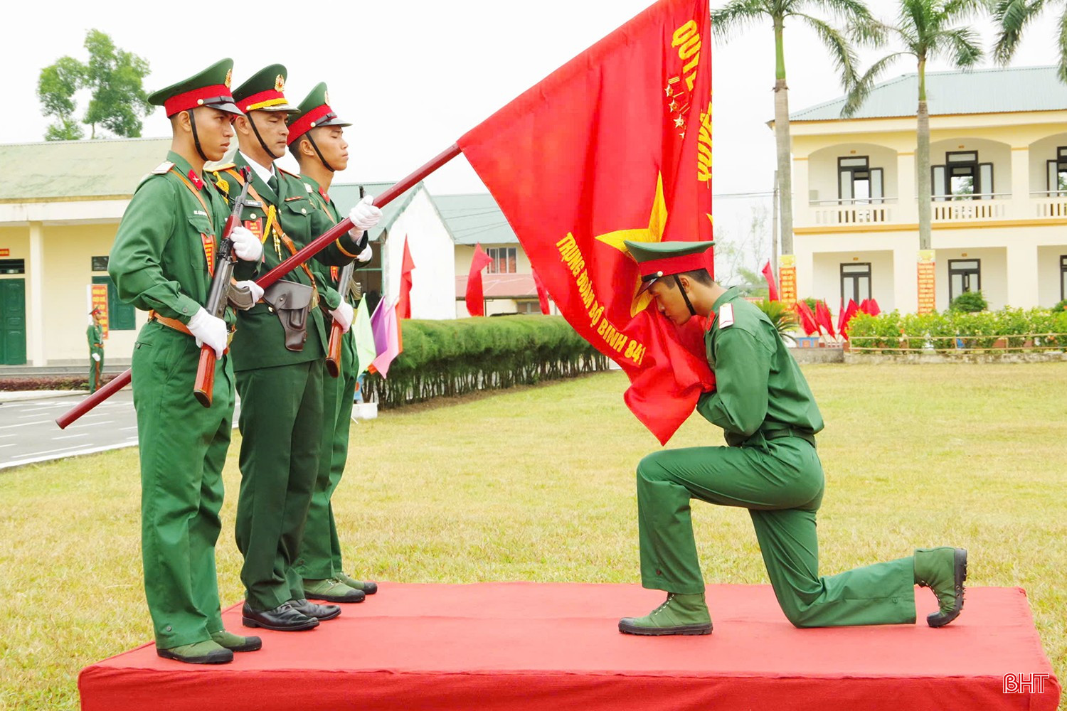 Binh nhì Trần Bình San đại diện cho các chiến sĩ mới thực hiện nghi thức hôn Quân kỳ Quyết thắng.