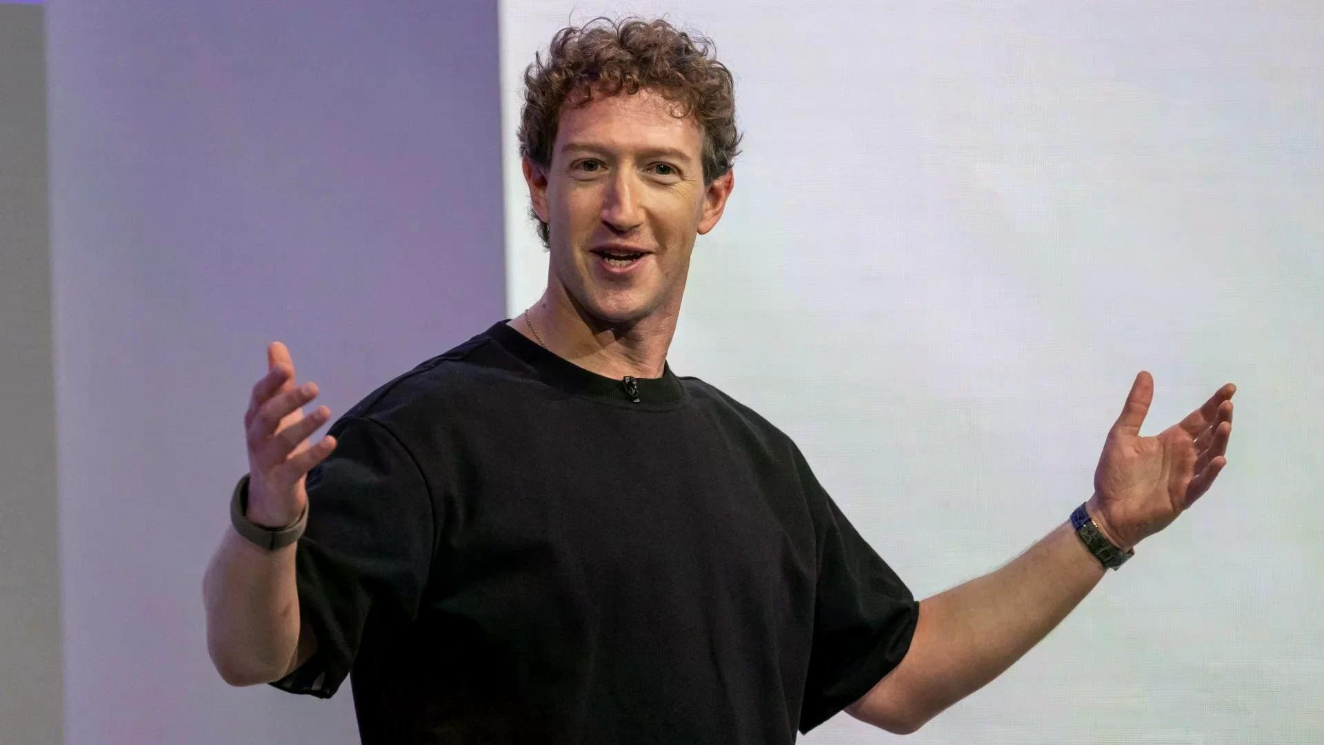 Nhà sáng lập Facebook đọc nhiều thể loại sách chứ không gói gọn trong một chủ đề. Ảnh: Inc.