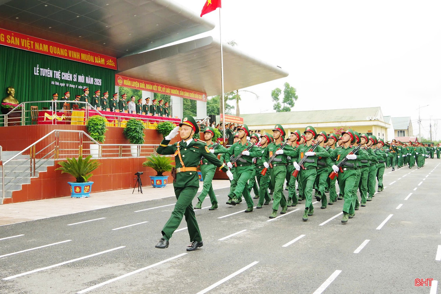 Chiến sĩ mới Trung đoàn 841 duyệt đội ngũ.