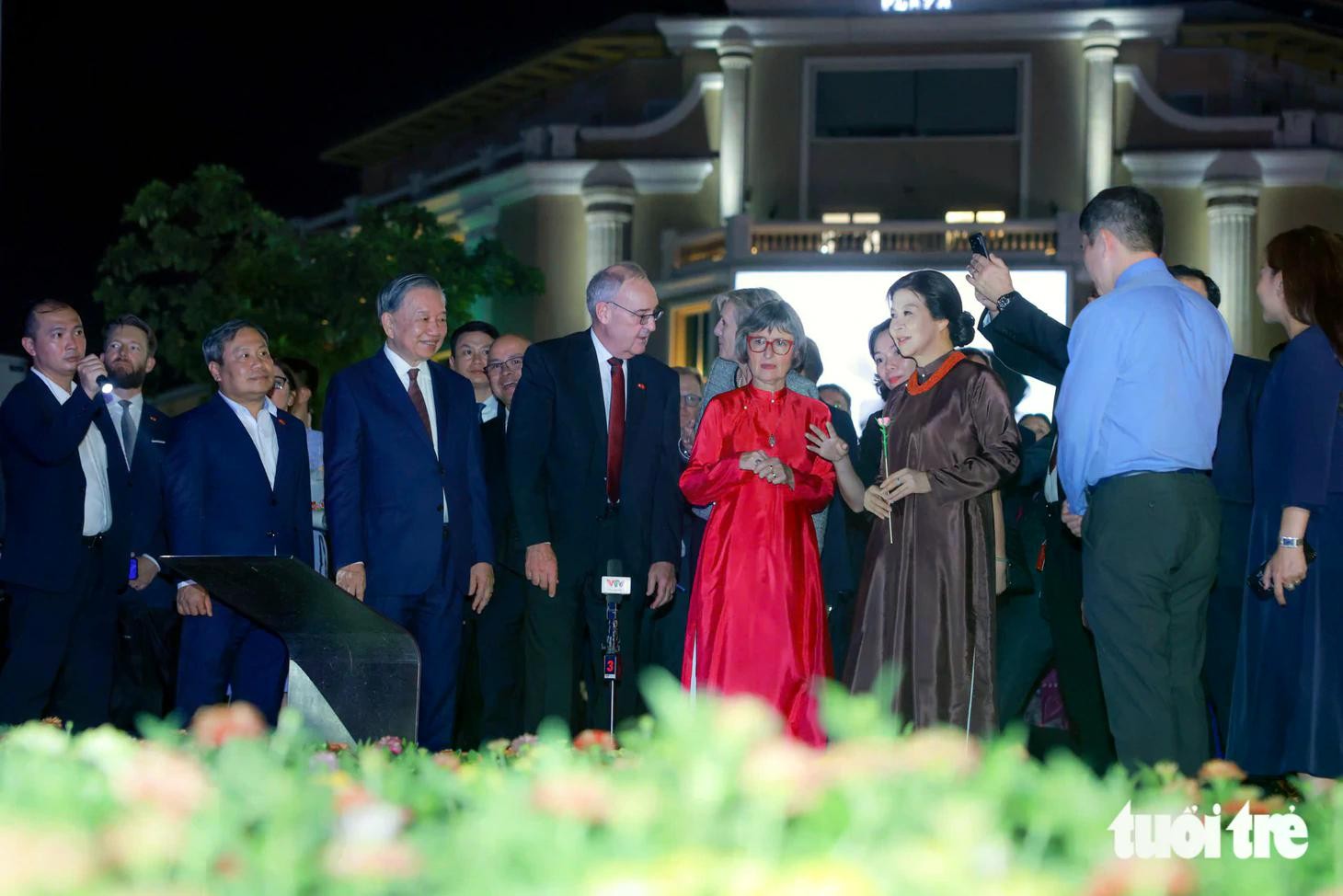 Hai nhà lãnh đạo cùng hai Phu nhân bên đồng hồ hoa, món quà của thành phố Bern dành cho thủ đô Hà Nội nhân dịp kỷ niệm 1.000 năm Thăng Long - Hà Nội - Ảnh: NGUYỄN KHÁNH