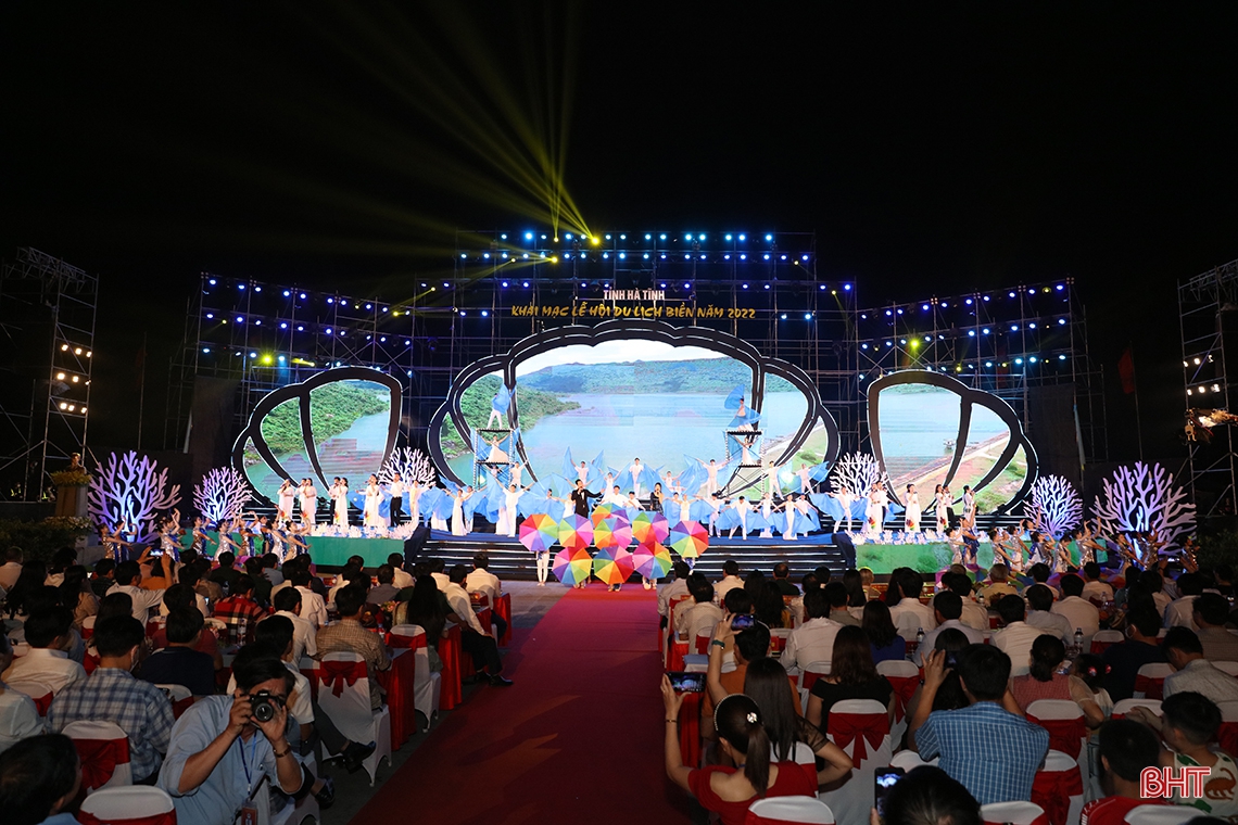 Rực rỡ đêm khai mạc Lễ hội du lịch biển Hà Tĩnh năm 2022