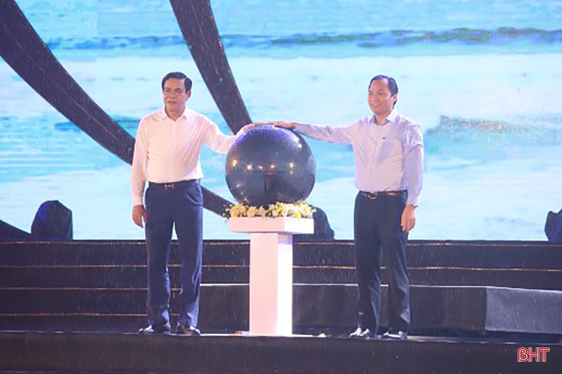 Rực rỡ đêm khai mạc Lễ hội du lịch biển Hà Tĩnh năm 2022