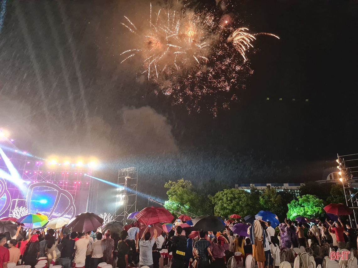 Rực rỡ đêm khai mạc Lễ hội du lịch biển Hà Tĩnh năm 2022