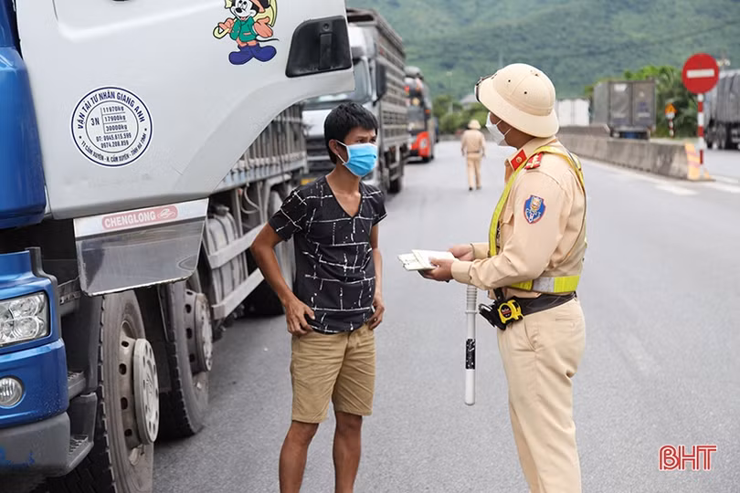 Phương tiện vận tải hàng hóa lưu thông thuận lợi qua các chốt kiểm soát dịch COVID-19 ở Hà Tĩnh