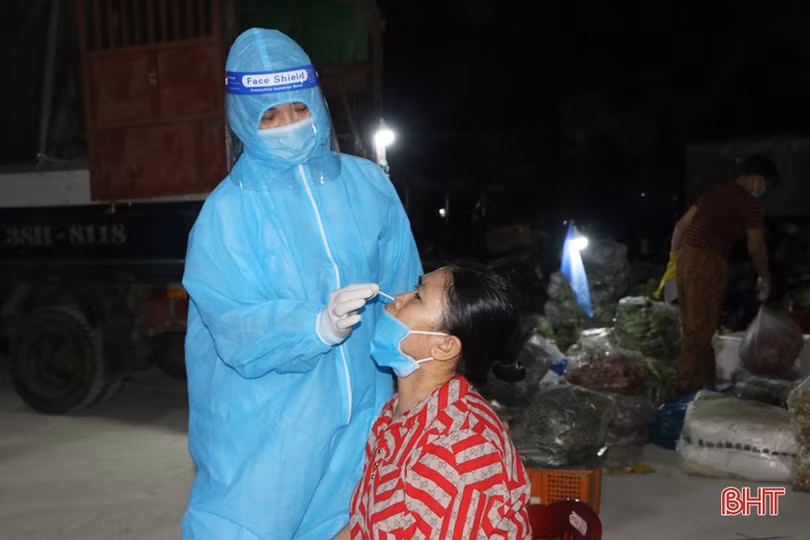 Tăng cường phòng dịch COVID-19 ở chợ nông sản Bình Hương