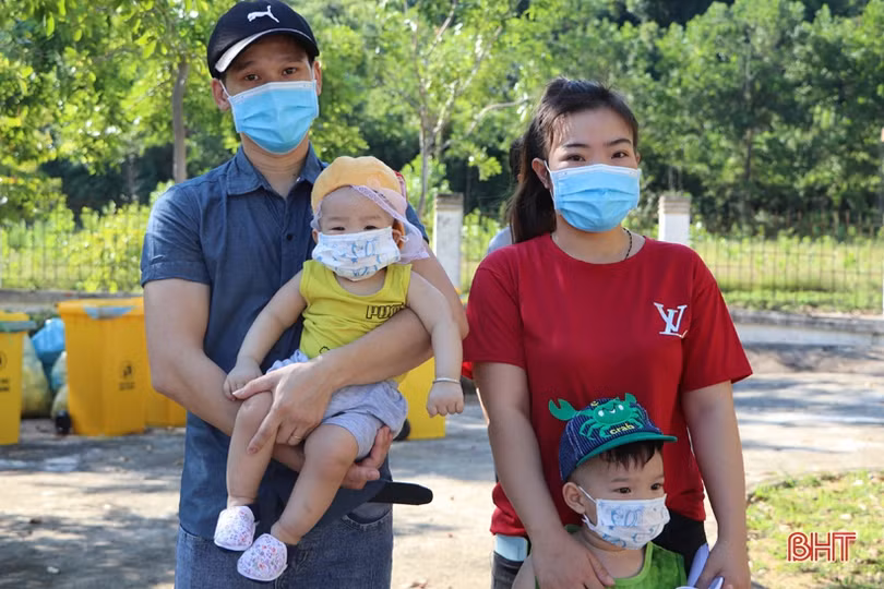 Vũ Quang bàn giao công dân hoàn thành cách ly sau khi trở về trên tàu SE 14